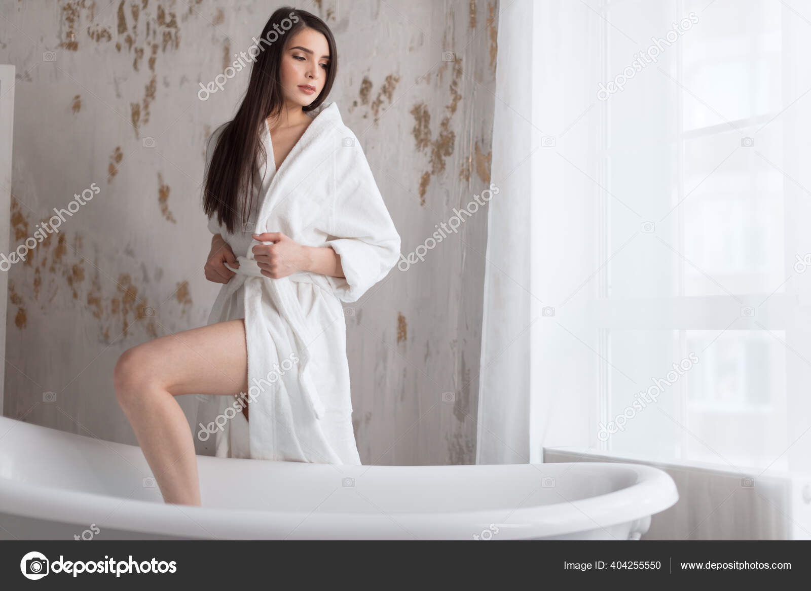 Mujer En Bata De Baño Blanca, Bathtube En El Fondo Fotos, retratos,  imágenes y fotografía de archivo libres de derecho. Image 89249704