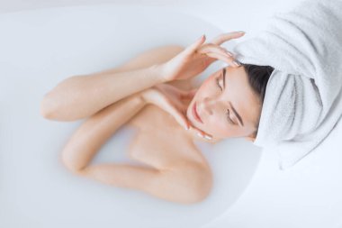 Güzel genç bayan evde banyo yapıyor.