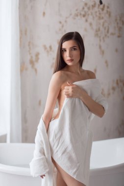 Banyodaki genç ve güzel bayan beyaz banyoda banyo yapacak.