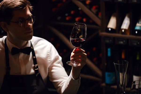 Şarap dükkanındaki mağara adamı, restorandaki şarap garsonu, şarap eleştirmeni. Şarap Depolama. — Stok fotoğraf