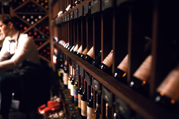 赤ワインを味わう自信に満ちた男性ソムリエのポートレート。ワイン造り。職業. — ストック写真
