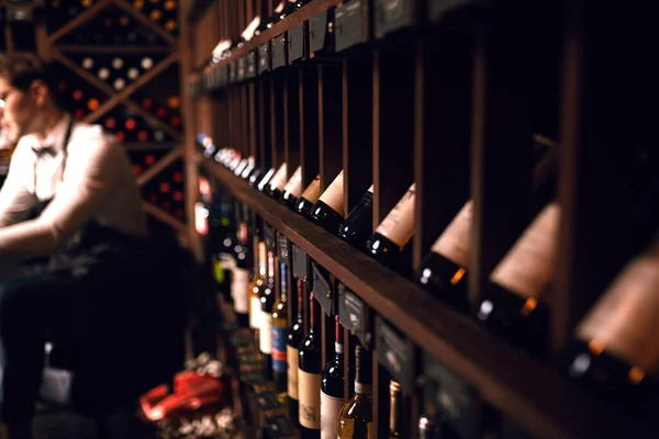 Porträt eines selbstbewussten männlichen Sommeliers, der Rotwein verkostet. Weinbau. Berufe. — Stockfoto