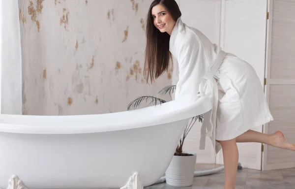 Portrait de belle femme heureuse aux cheveux longs bruns dans la salle de bain — Photo