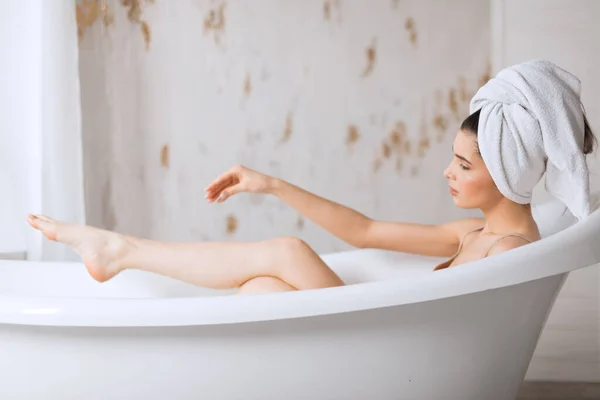 Nyugodt fiatal nő feküdt a fürdőkádban — Stock Fotó