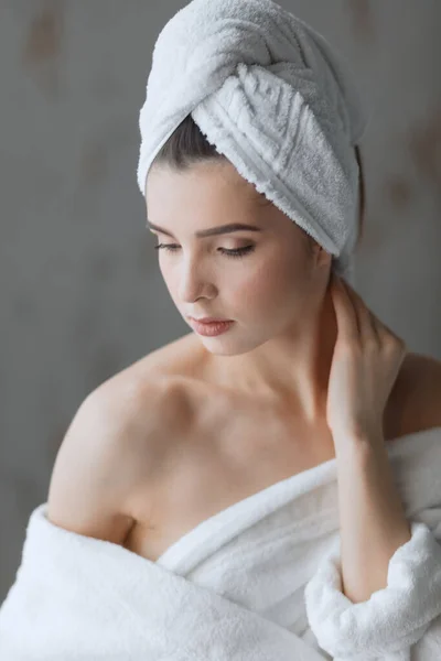 Спа-жінка. Приваблива жінка відчуває свою шкіру гладкою і доглянутою після ванни . — стокове фото