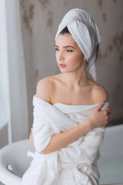 Vacker ung brunett kvinna poserar i en badrock — Stockfoto