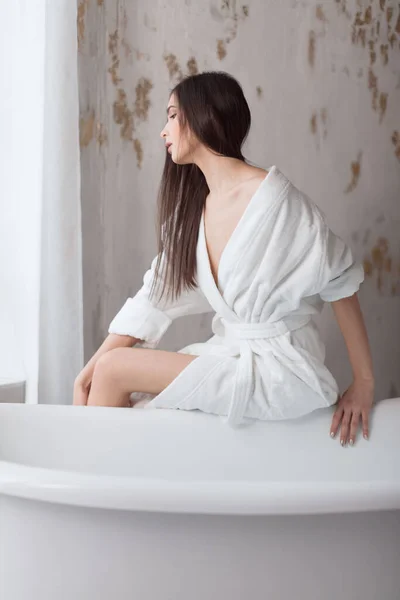 Retrato de mujer hermosa feliz con pelo largo marrón en el baño — Foto de Stock