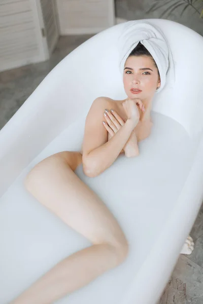 Красивая молодая женщина принимает ванну дома — стоковое фото