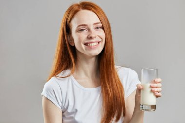 Millet, sağlık kavramları. Mutlu hoş bir kız kahvaltı yapıyor.