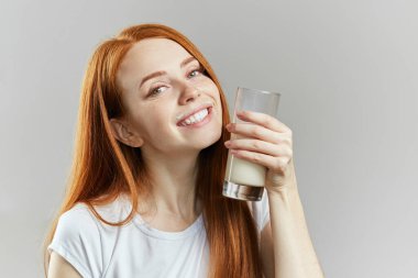 Kameraya yoğurt poz veren neşeli, harika bir kadın.