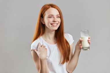 pozitif kız süt bardağı tutuyor..