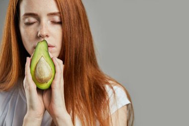 Avokadolu güzel kadın yüzü