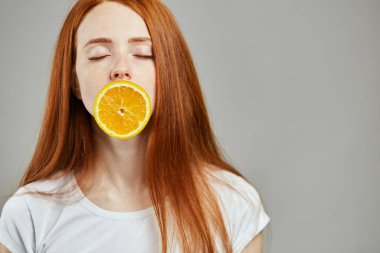 Kızlar portakalları sever. zevk.