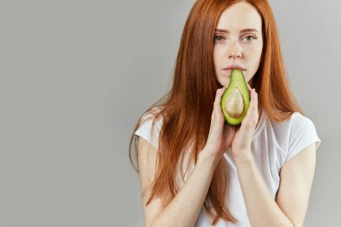 Yüzünde avokado olan harika bir kız.