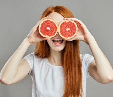 Meyve kadehli mutlu kızıl kız.