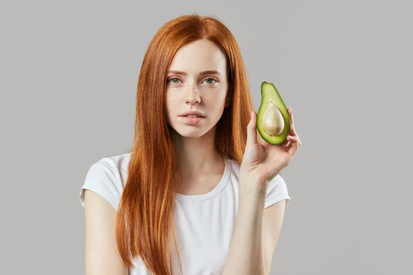 Alpukat untuk rambut yang sehat, gadis memegang buah eksotis — Stok Foto