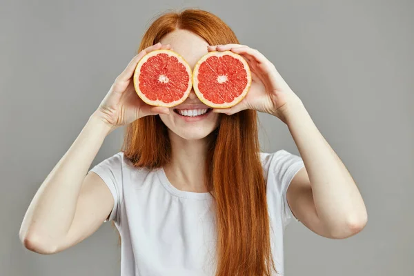 Encantadora chica divirtiéndose con fruta — Foto de Stock