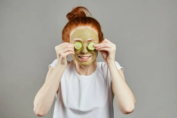 Zenzero ragazza sta facendo una maschera — Foto Stock