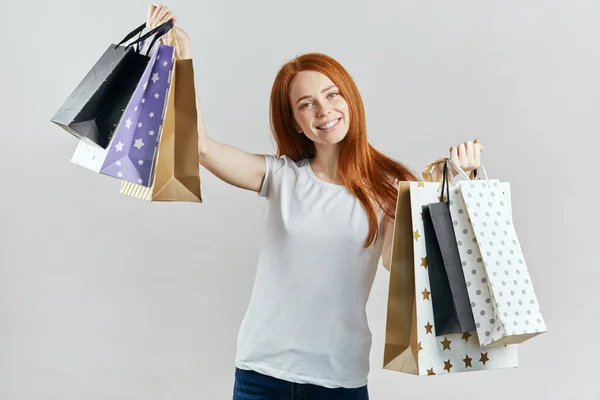 Gelukkig geweldig meisje na winkelen — Stockfoto