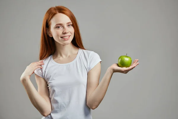 Apple diet. fresh green apple from grannys garden — Stock Photo, Image