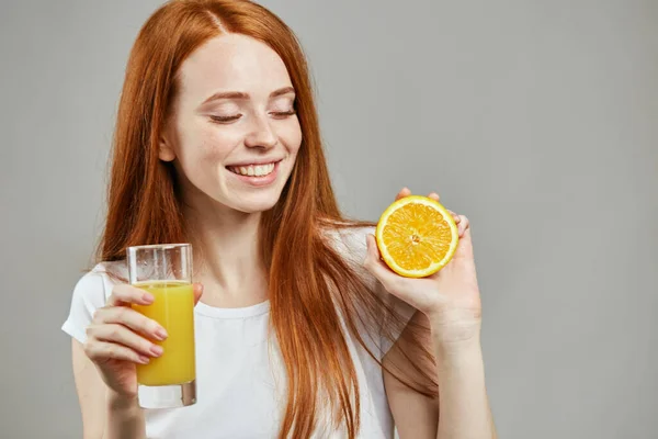 Sonriente mujer agradable lleva un estilo de vida saludable — Foto de Stock