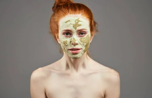 Impressionante ragazza è in attesa il ressult di argilla maschera — Foto Stock