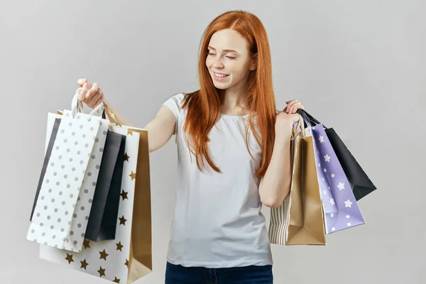 Ελκυστική όμορφη κοπέλα επιλέγοντας μια τσάντα ψώνια στο κατάστημα — Φωτογραφία Αρχείου