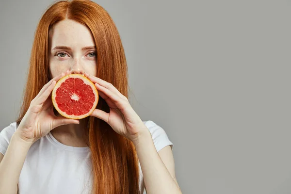 Chica atractiva va a hacer una máscara de fruta — Foto de Stock