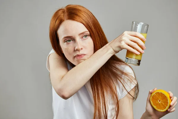 Fiatal lány törli az arcát a kezét ivás után gyümölcslé — Stock Fotó