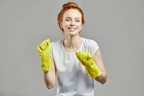 Positief gelukkig meisje is dansen terwijl het werken in het huis — Stockfoto