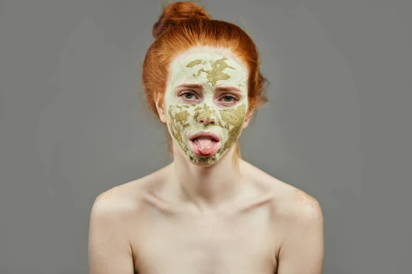 Mujer joven con máscara verde se siente aburrido — Foto de Stock