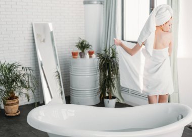 Kafasında havluyla spa kadını