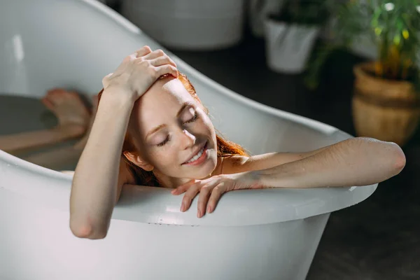 Schöne Frau entspannt sich in Badewanne — Stockfoto