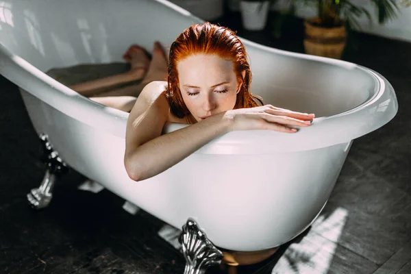 Junge verführerische sexy hübsche rothaarige Frau mit kooperativen Haaren beim Baden. — Stockfoto