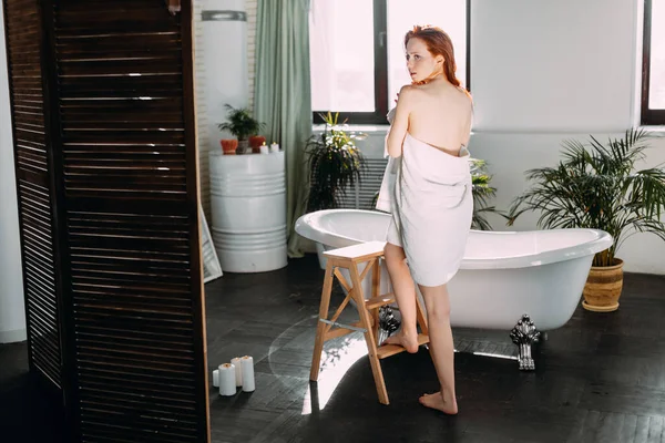 Mujer spa con toalla en la cabeza — Foto de Stock