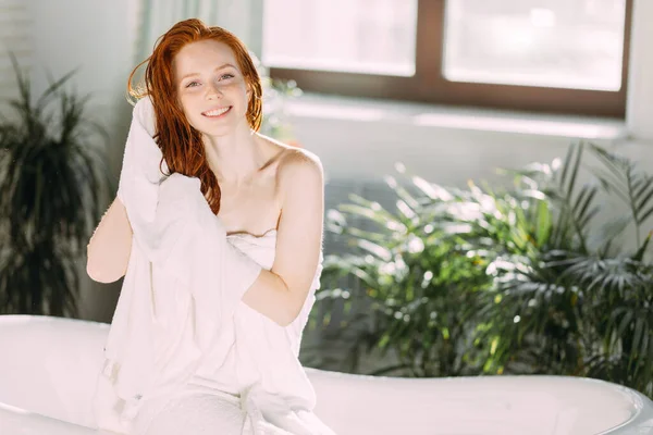 Mujer spa con toalla en la cabeza — Foto de Stock