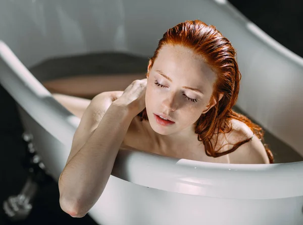 Piękna kobieta relaksująca się w wannie — Zdjęcie stockowe