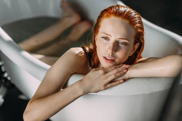 Belle femme relaxante dans la baignoire — Photo