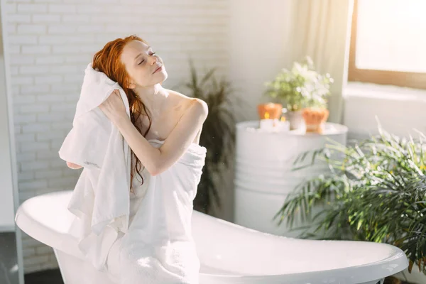 Mujer spa con toalla en la cabeza —  Fotos de Stock