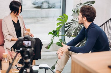 Erkek sunucu bazı sorular soruyor ünlü bir kadın ünlü.