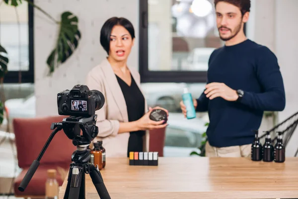 Joven impresionante hombre y mujer probando un bien en la cámara — Foto de Stock