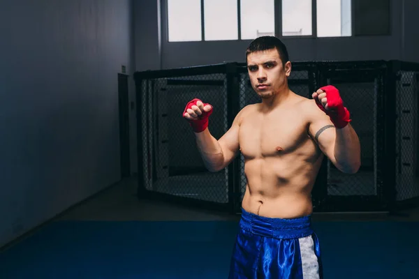 Boxer com torso nu forte, ocupado com boxe para aumentar a fortaleza — Fotografia de Stock