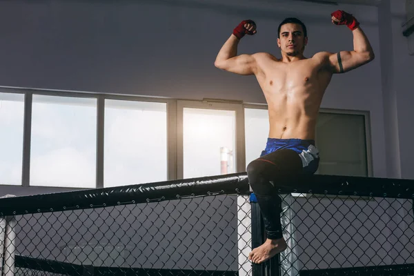 Kickbox profi harcos meztelen izom törzs pózol a kamera. — Stock Fotó