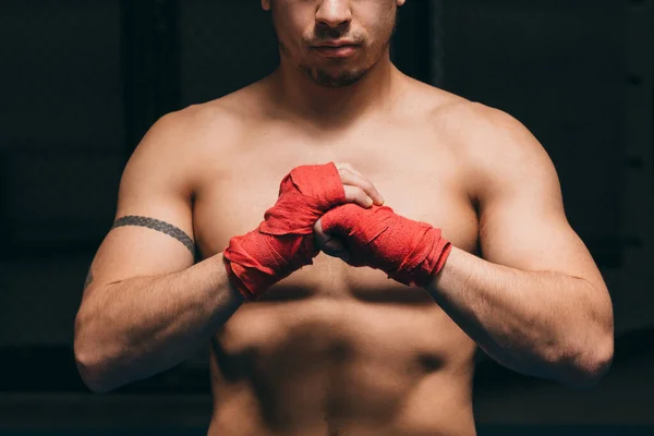 Masculino boxeador se concentrar, coloca punhos em primeiro plano, pronto para grande luta — Fotografia de Stock