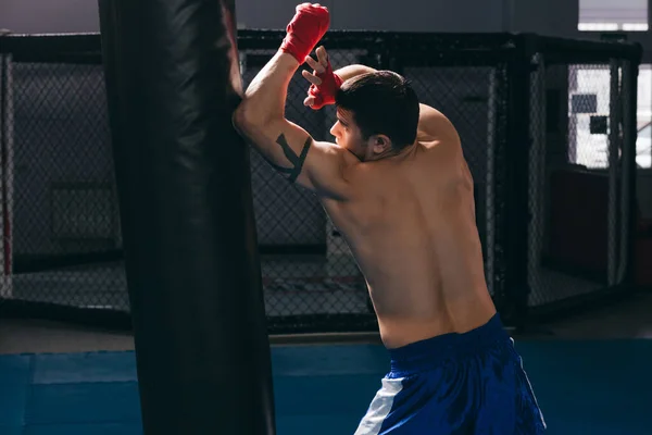 Combate mixto en posición de combate, sobre un fondo oscuro. —  Fotos de Stock