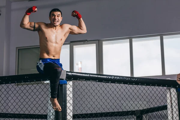 Kickbox lutador profissional com tronco muscular nu posando para uma câmera. — Fotografia de Stock