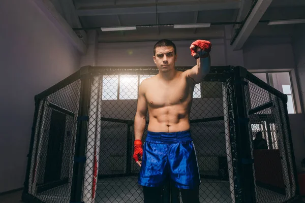 Kickbox professionell fighter med naken muskulös bål poserar för en kamera. — Stockfoto