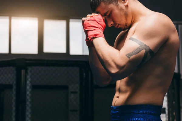 Boxeador masculino concentrado, pone puños en primer plano, listo para una gran pelea —  Fotos de Stock
