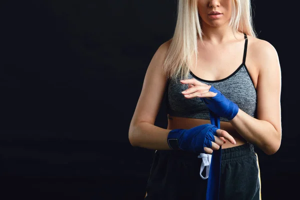 Mujer rubia caucásica guapo envolviendo sus manos con envolturas para el boxeo — Foto de Stock