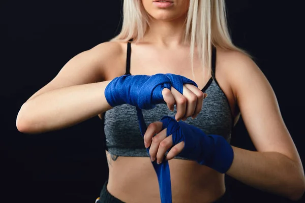 Bello caucasico donna bionda avvolgendo le mani con una band per la boxe — Foto Stock